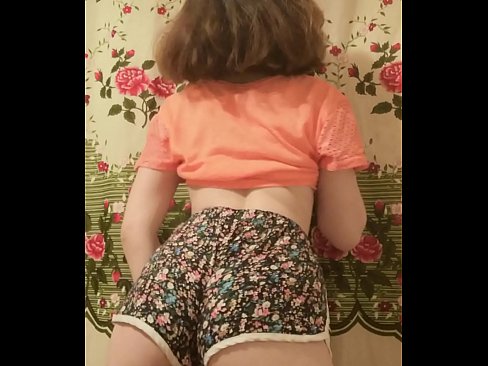 ❤️ Dhallaan yar oo sexy ah oo iska siibaysa surwaalka gaaban ee kamarada ❤❌  Galmo ❤